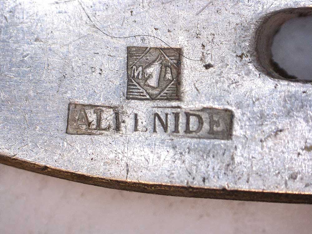 Poinçon métal argenté marque Alfenide 1